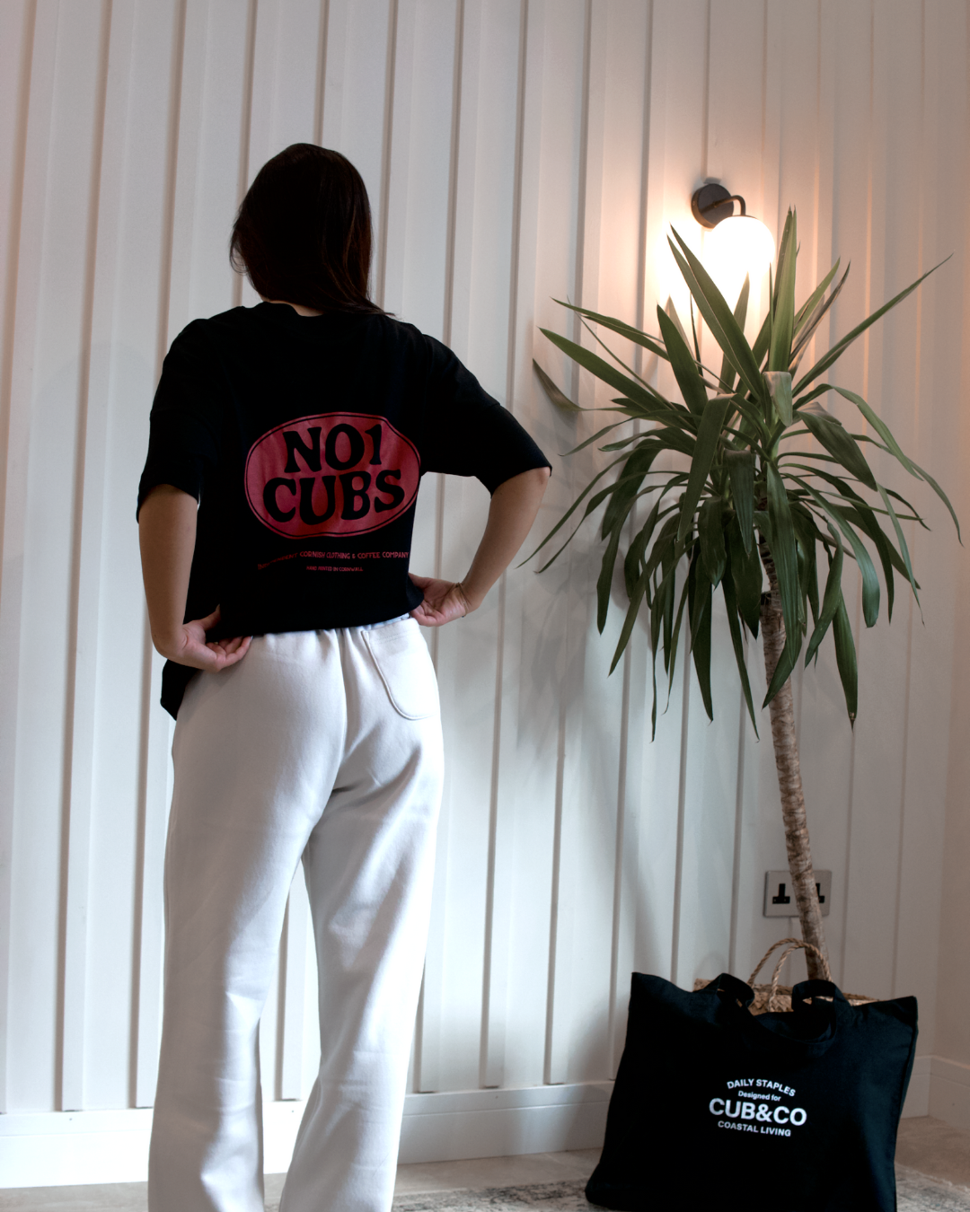 Oval T-Shirt- Black / Red