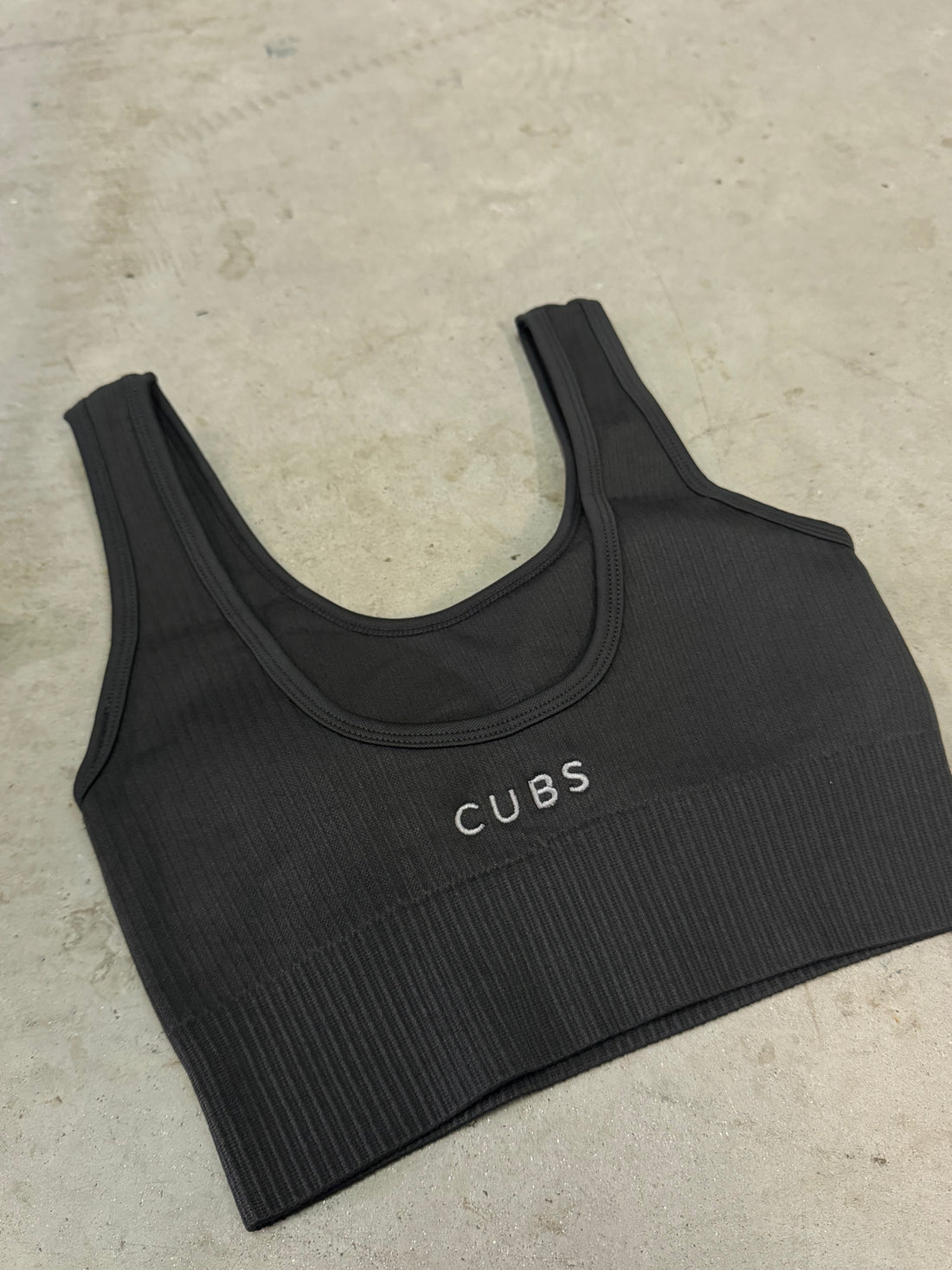 CUBS POLYBEAR RIBBED SEAMLESS CHARCOAL SPORTS BRA