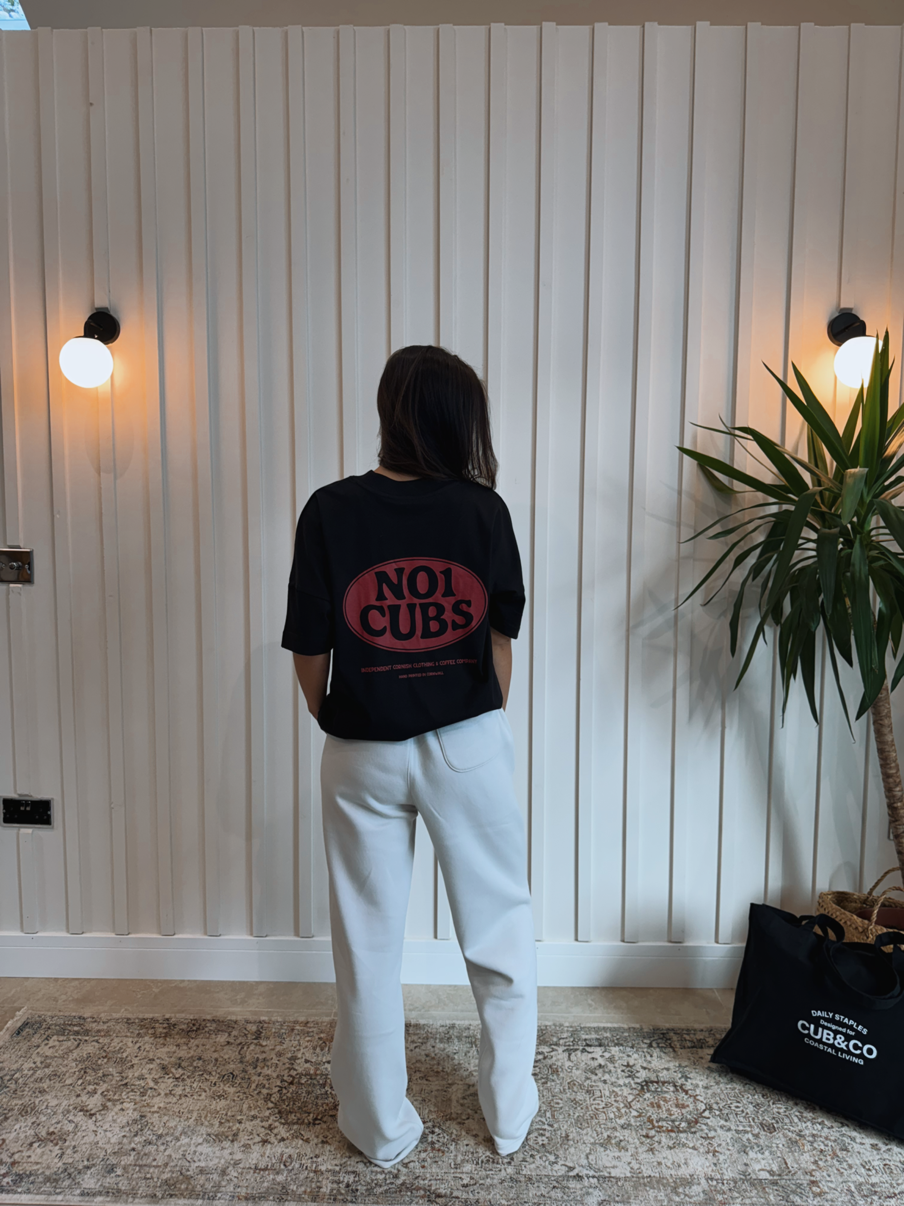 Oval T-Shirt- Black / Red